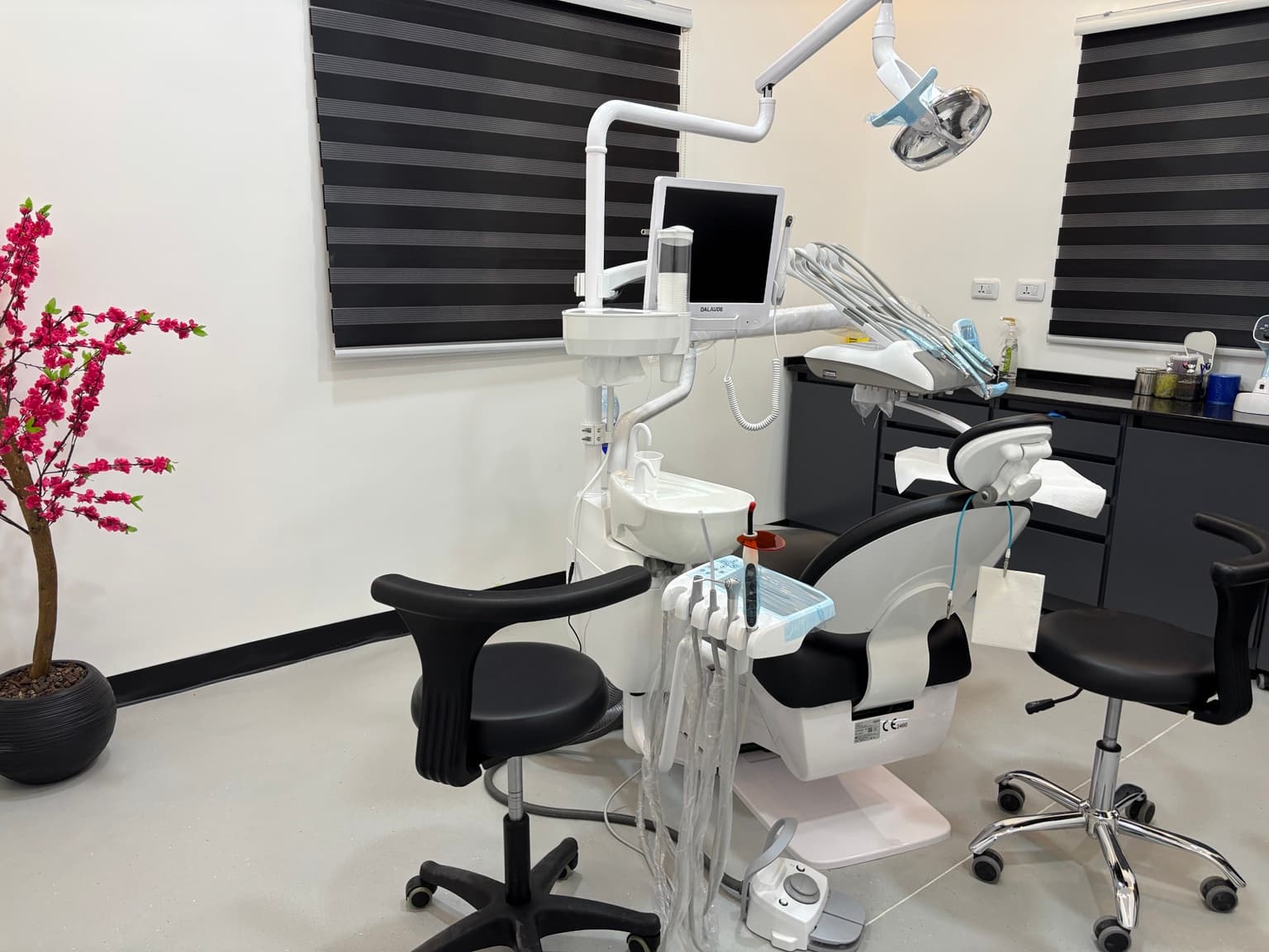 غرفة علاج مجهزة في عيادة أسنان في عمّان